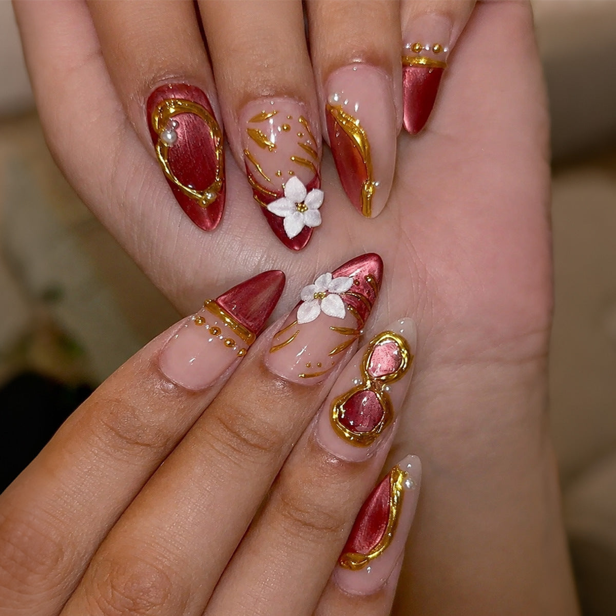 Künstlerisches Press-On-Nagelset mit floralen und metallischen Akzenten Brehn