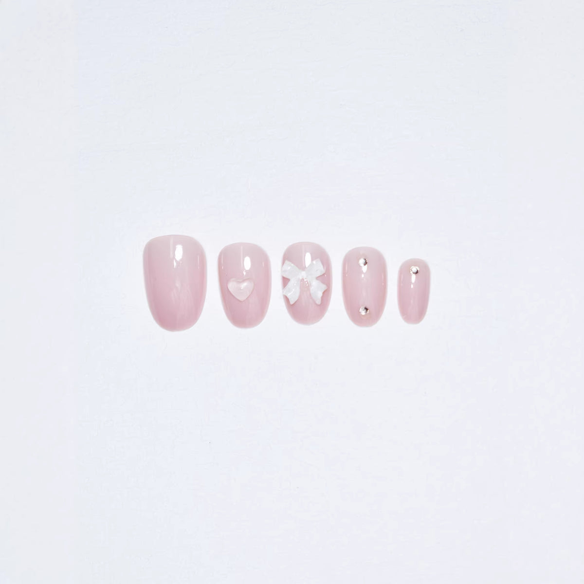 Künstlerisches Press-On Nagelset mit eleganten Schleifenakzenten Brehn
