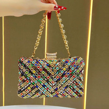 Elegante mit Schmucksteinen verzierte Abendhandtasche