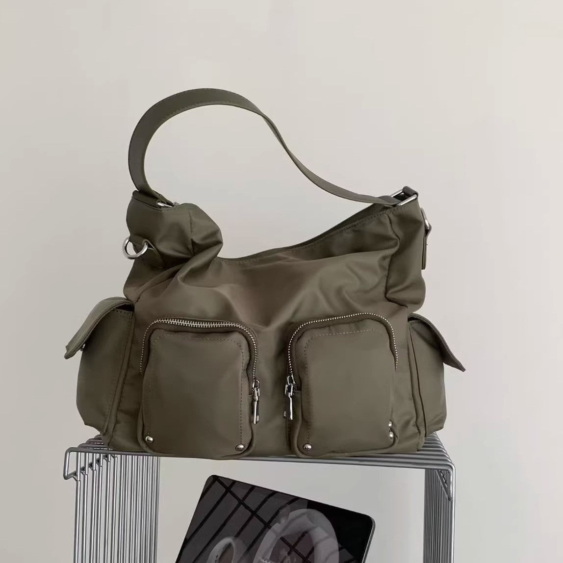 Multi-Pocket Utility Schultertasche