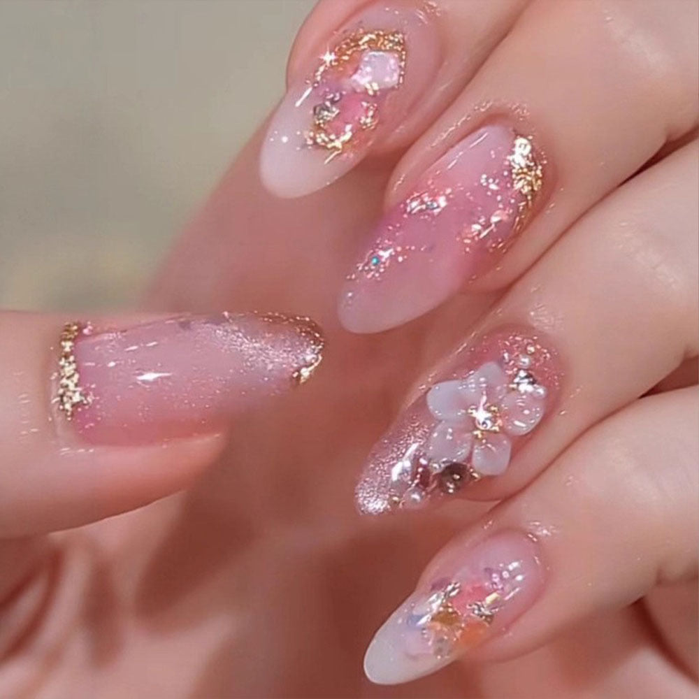 Elegante Nagelkunst mit Glitzerkante Brehn