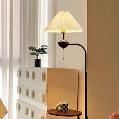 Elegante Stehlampe mit Faltenschirm