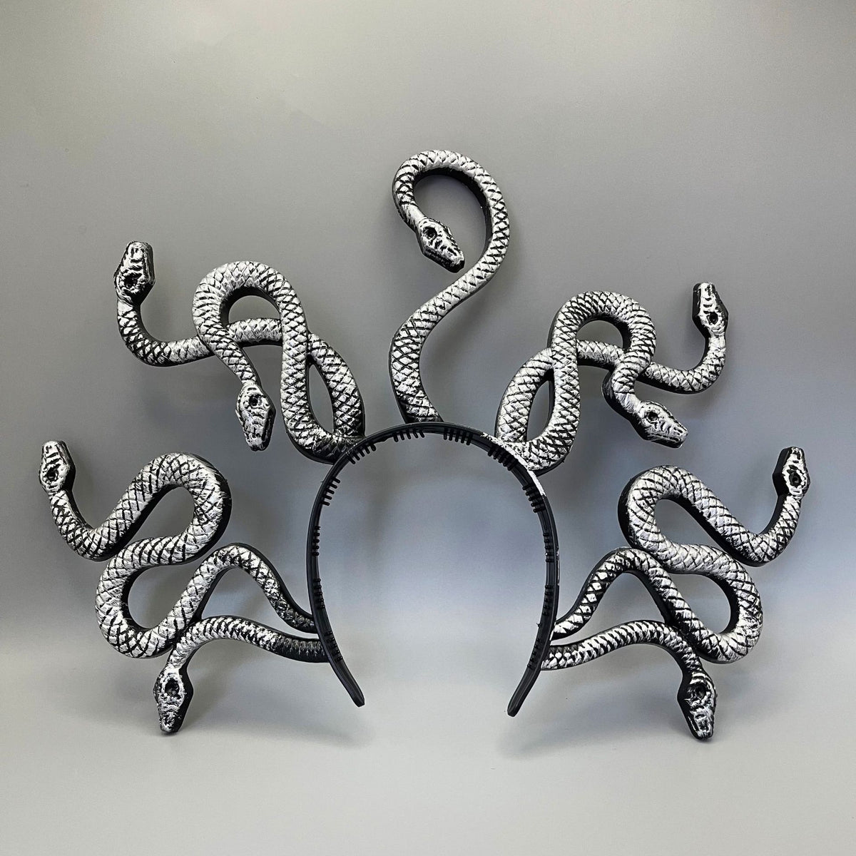 Medusa-inspirierter Haarreif mit 3D-Schlangenapplikationen