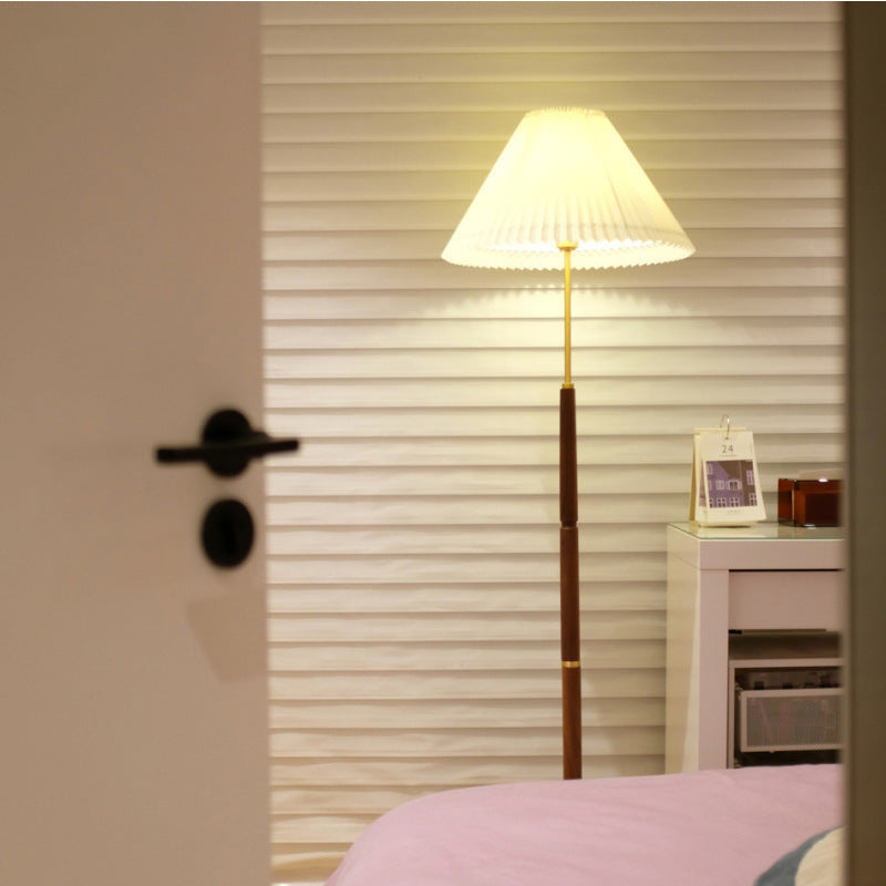 Zeitgenössische Stehlampe mit plissiertem Schirm