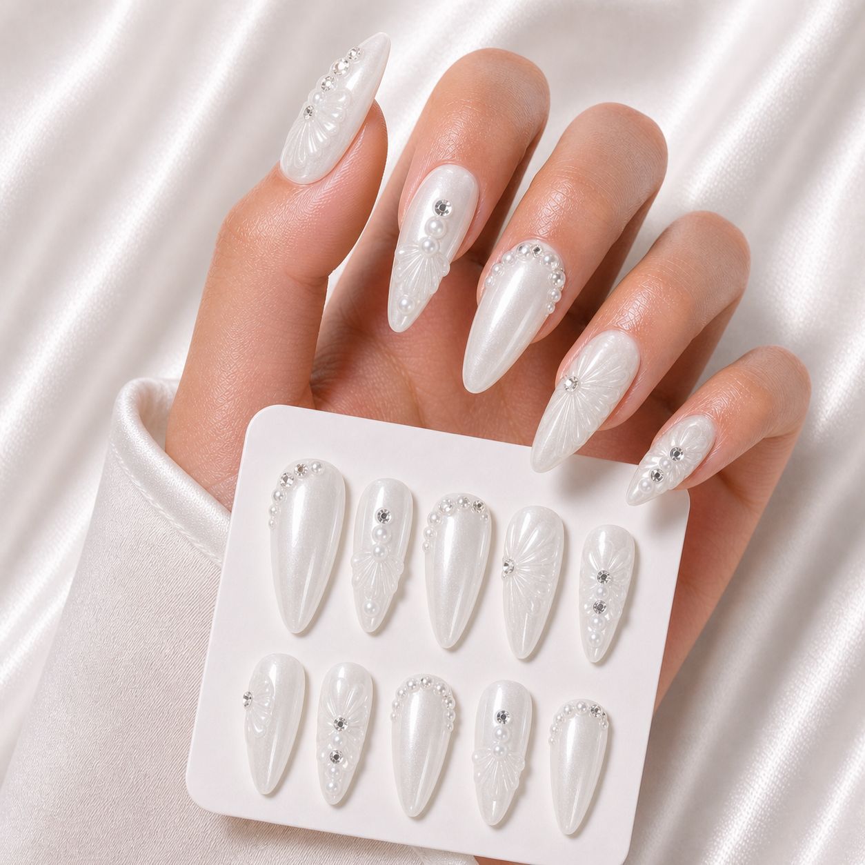 Elegante mit Strass veredelte Nagelspitzen Brehn