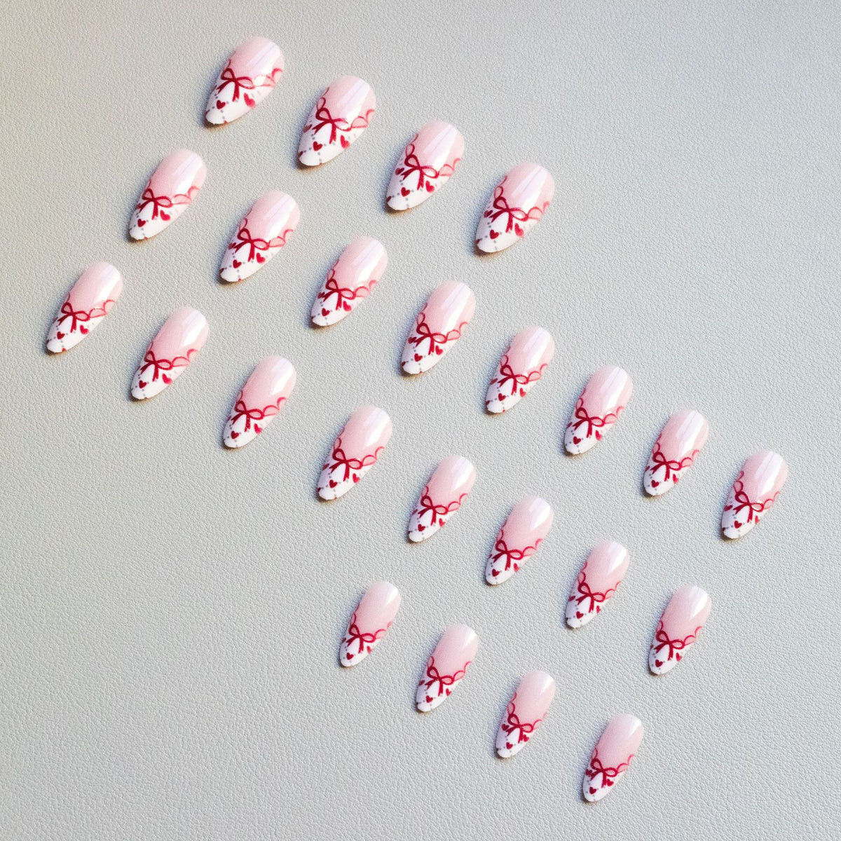 Künstlerisches Herzmotiv Nagelkunst