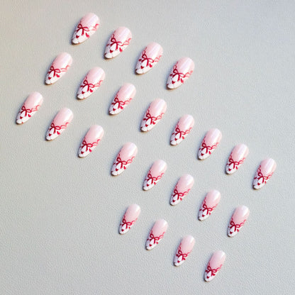 Künstlerisches Herzmotiv Nagelkunst