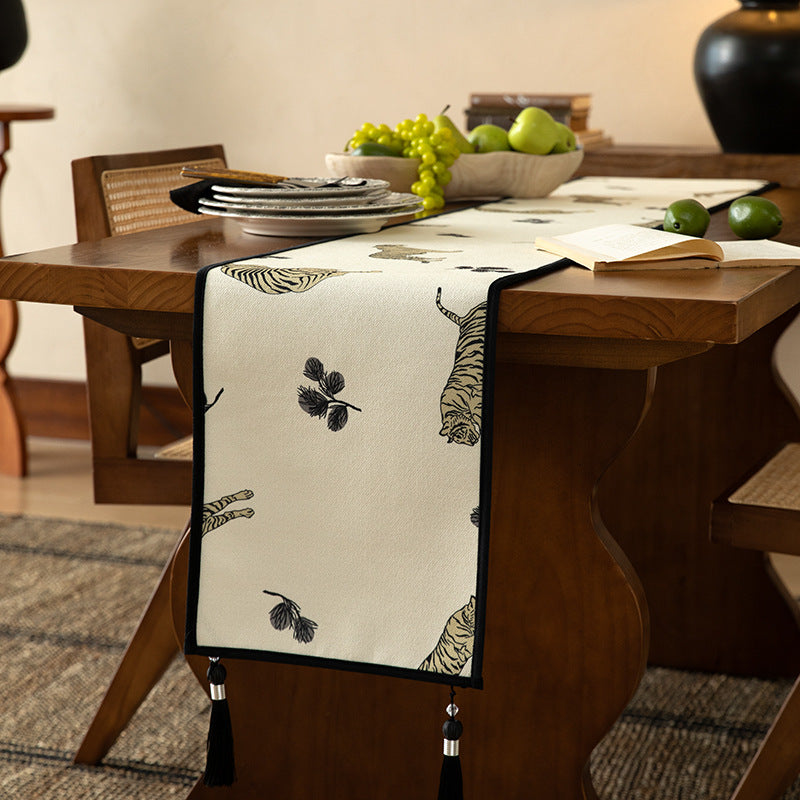 Leinenoptik-Tischläufer mit vintage Tiger-Print und dekorativen Quasten Brehn