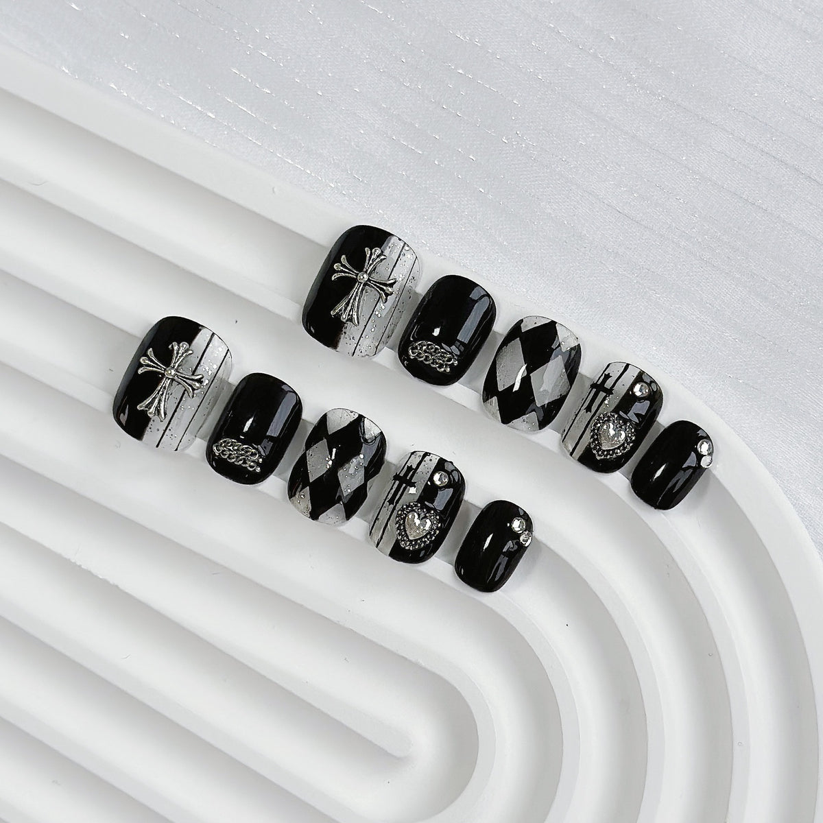 Künstlerisches Press-On-Nail-Set mit Gothic-Motiven
