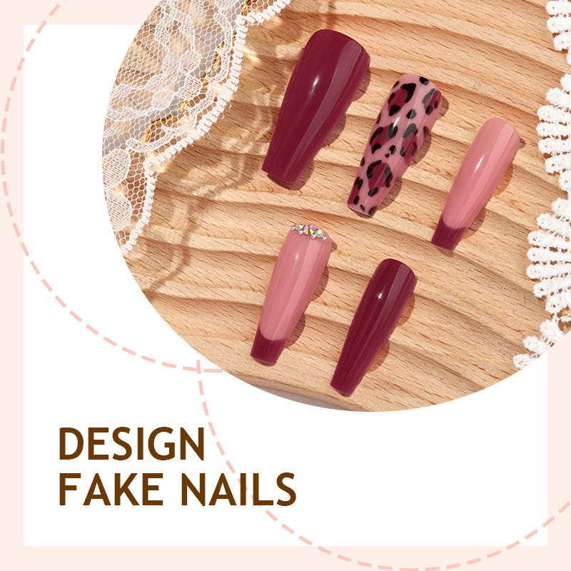Kunstnagelset mit eleganten Tierdruck- und Glitzerakzenten Brehn
