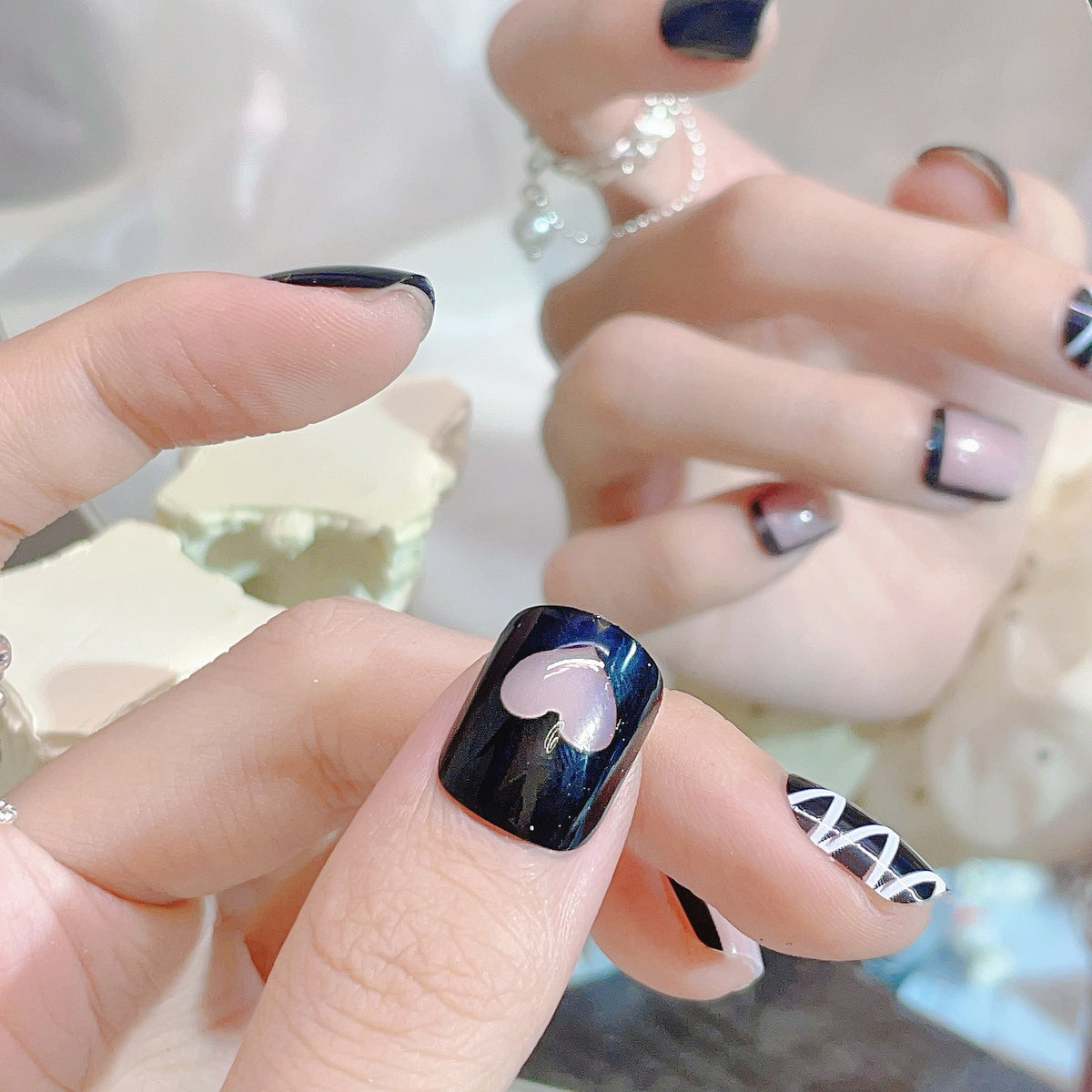 Stylisches Press-On-Nageldesign-Set mit Herz- und geometrischen Mustern