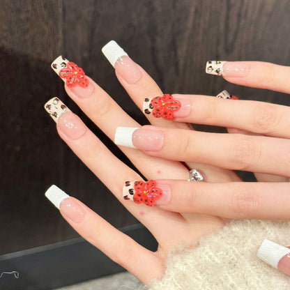 Künstlerisches Nagelkunst Press-On Set mit floralen Akzenten