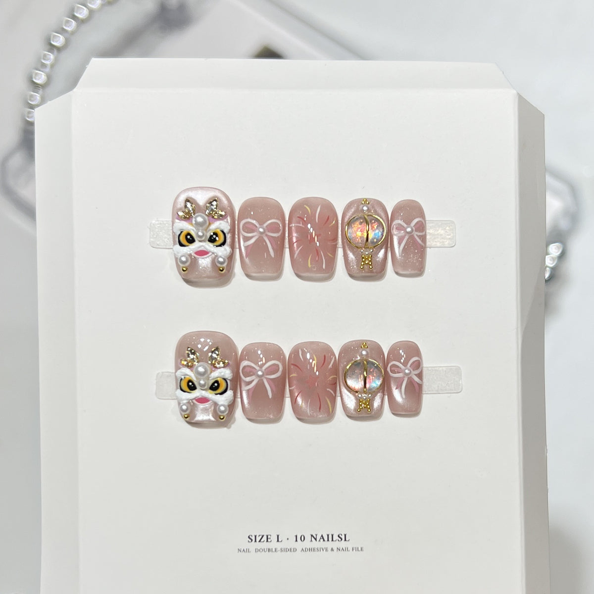 Künstlerisches Press-On-Nagelset mit elegantem floralen Design Brehn