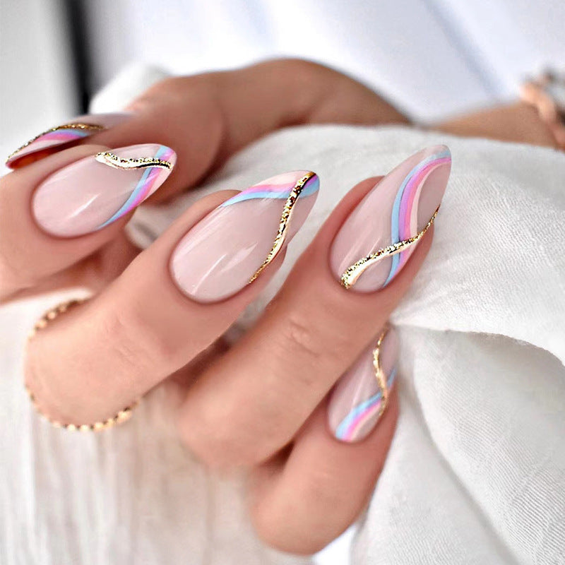 Kunstvolle Nagelverlängerungen mit glamourösem Gold-Design Brehn