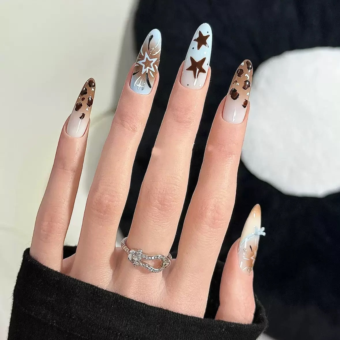 Künstlerisches Stiletto Press-On Nageldesign