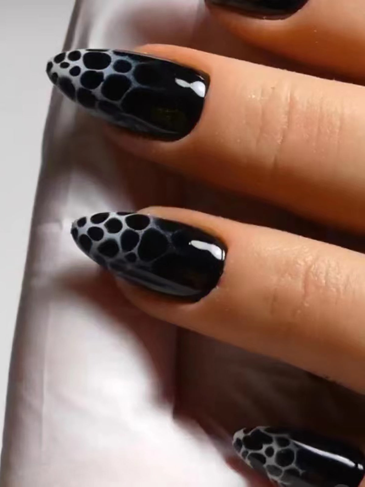 Stiletto-Nagelkunst mit abstrakten Mustern Brehn