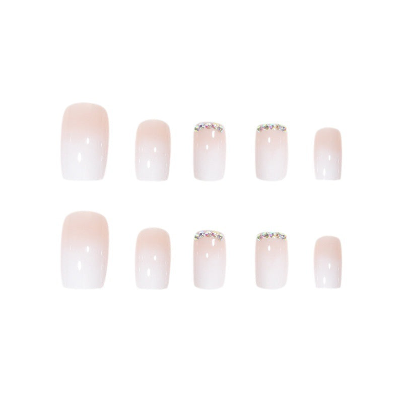 Elegantes Nagelset mit Strass-Akzenten zum Aufkleben