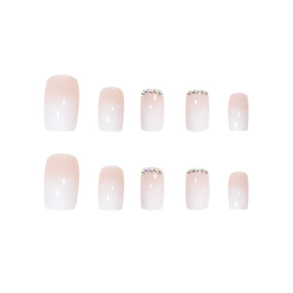 Elegantes Nagelset mit Strass-Akzenten zum Aufkleben