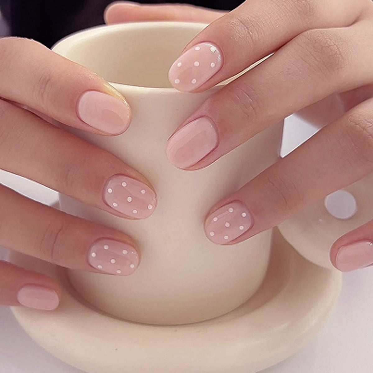 Kunstvolle Nagelkunst mit Zartem Punktedesign Brehn