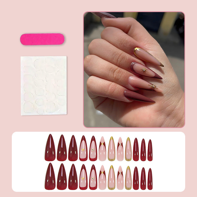 Kunstnagelset mit eleganten Spitzen und glamourösen Details Brehn