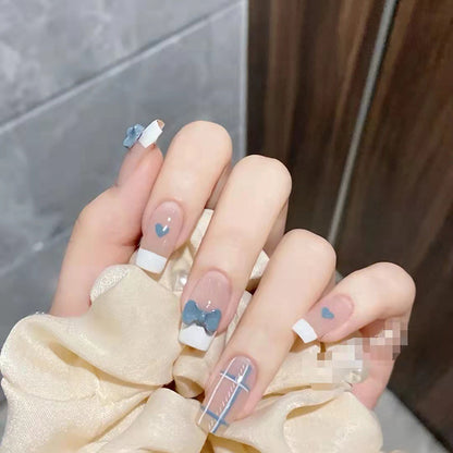 Dekoratives Press-On Nagelkunst-Set mit Schleifen- und Herzdesign Brehn