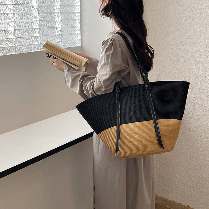 Damen Elegante Handtasche aus geflochtenem Naturmaterial mit luxuriösen Ledergriffen Brehn