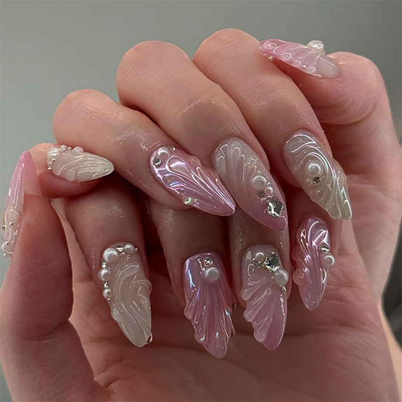 Künstliche Nagelkunst mit elegantem Swirl-Design und Perlenverzierungen Brehn