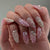 Künstliche Nagelkunst mit elegantem Swirl-Design und Perlenverzierungen Brehn
