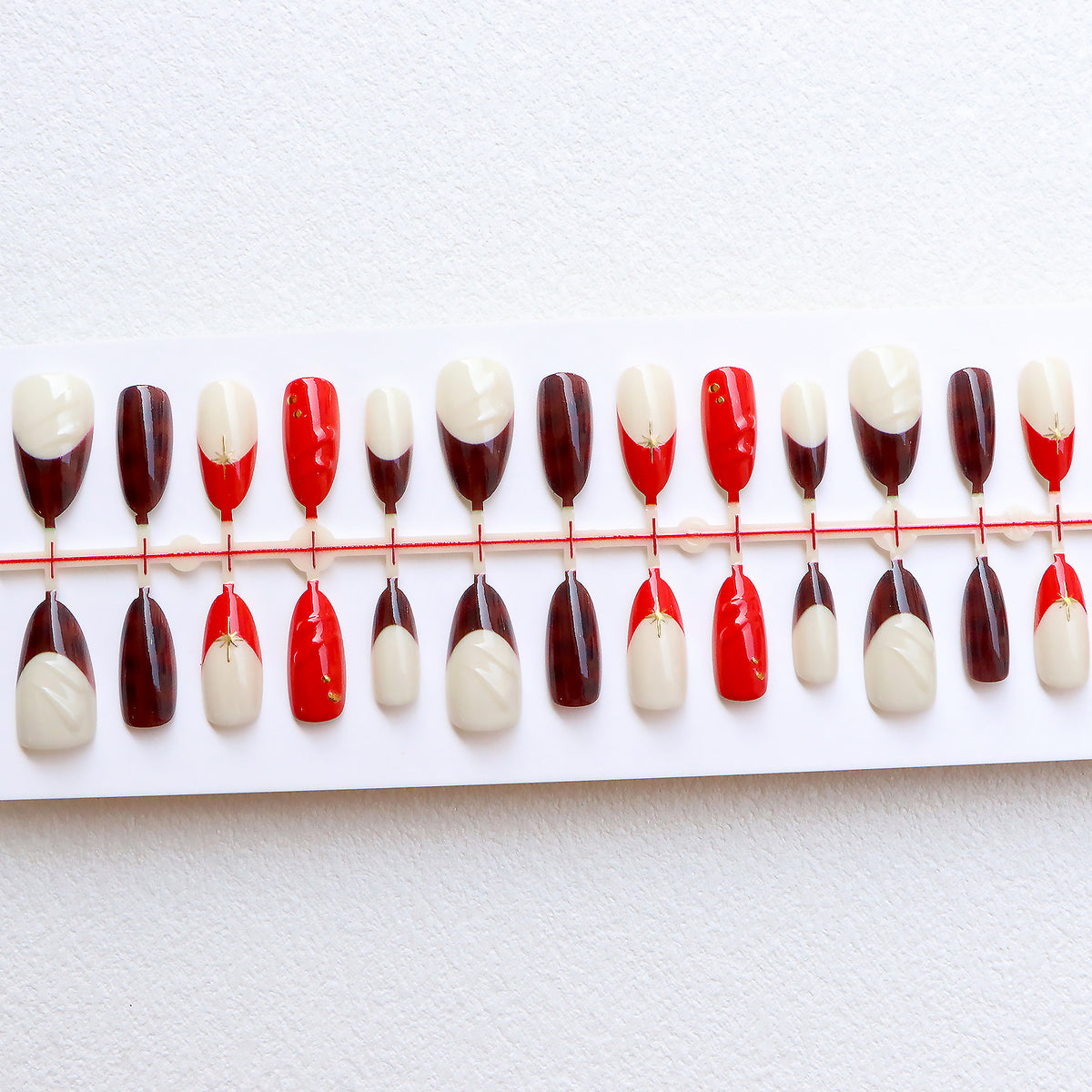 Dekorativer Press-On-Nagelkunst-Set mit einzigartigen Mustern Brehn
