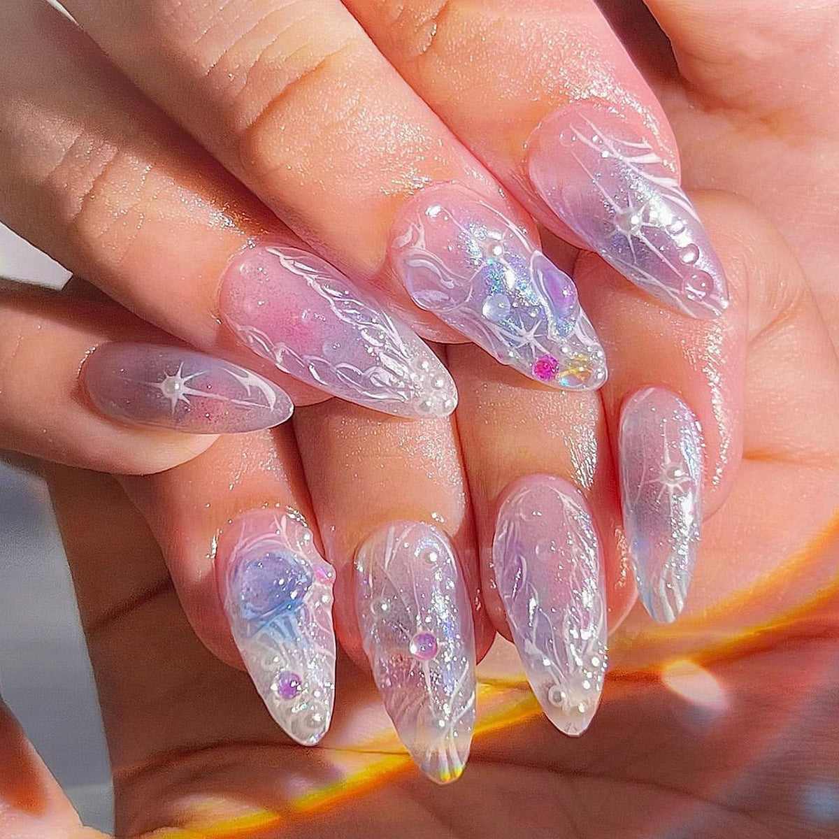 Kunstvolle Nagelverlängerungen im eleganten Design mit Glanzakzenten Brehn