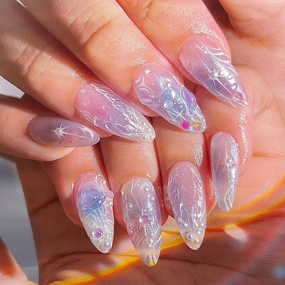 Kunstvolle Nagelverlängerungen im eleganten Design mit Glanzakzenten Brehn