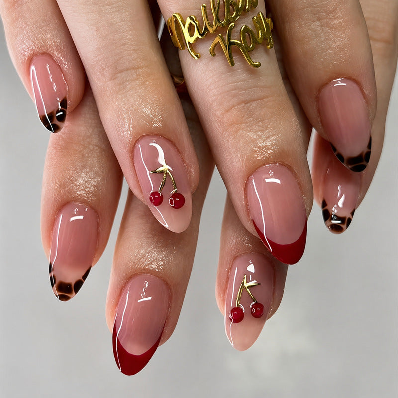 Elegante Kunstnägel mit Kirschdesign Brehn