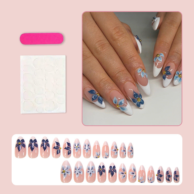 Kunstnagelset mit floralen Akzenten und elegantem French-Tipp Brehn