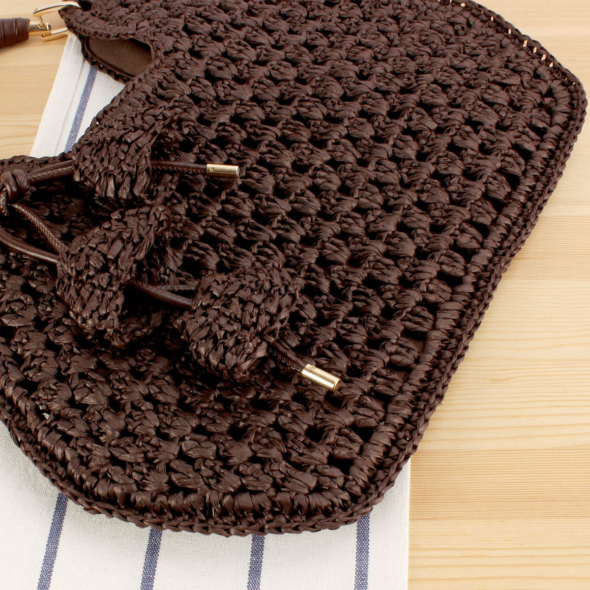 Handtasche Aus Handgearbeitetem Naturmaterial mit Einzigartigem Quastenanhänger Brehn