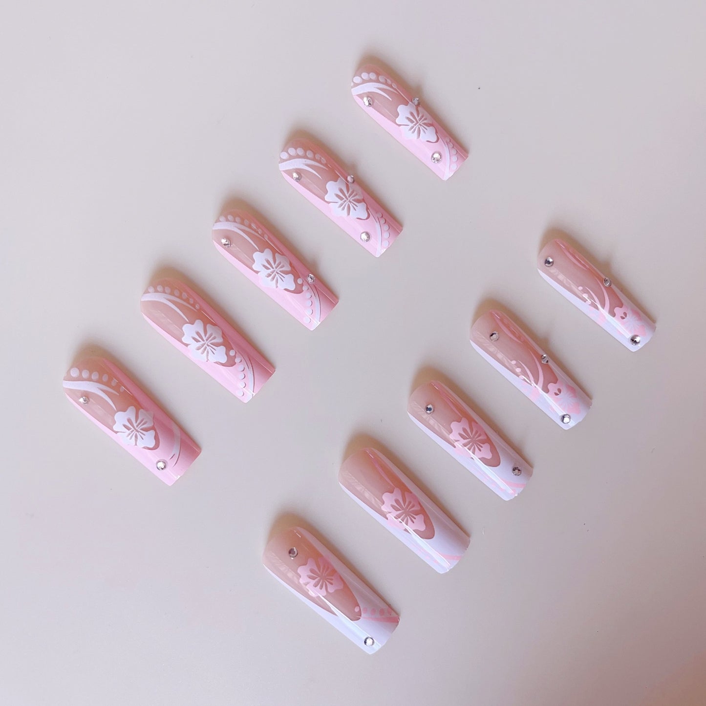 Kunstnagelset mit elegantem Blumen-Design und Kristallverzierungen Brehn