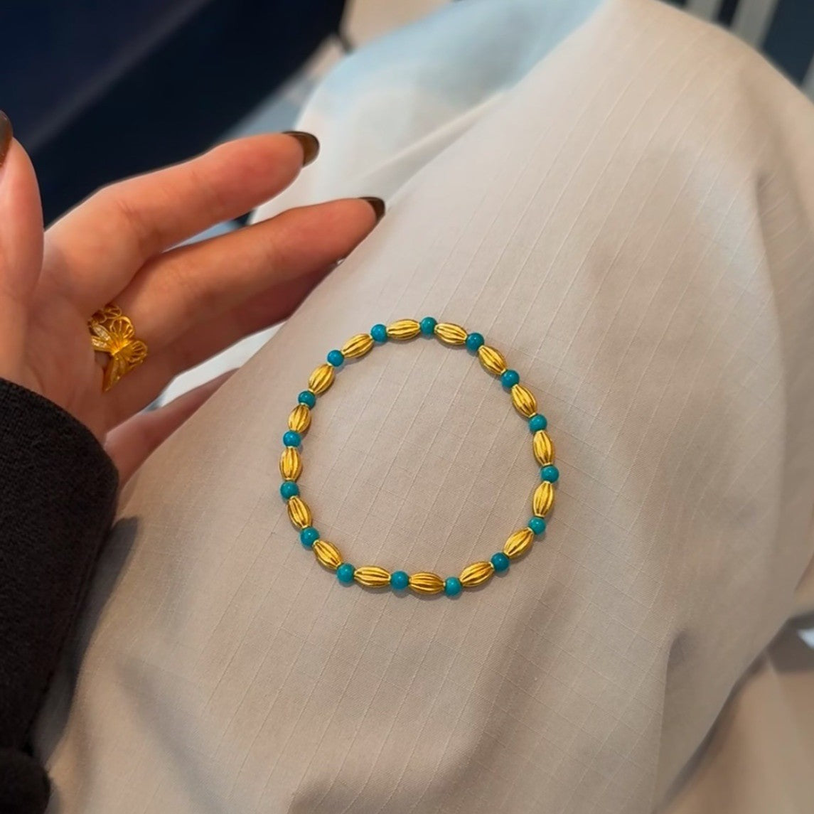 Verspieltes Perlenarmband mit Charm Brehn