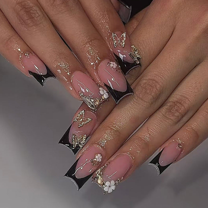 Kreatives Kunstnagelset mit romantischen Blumenmotiven und glamourösen Akzenten Brehn