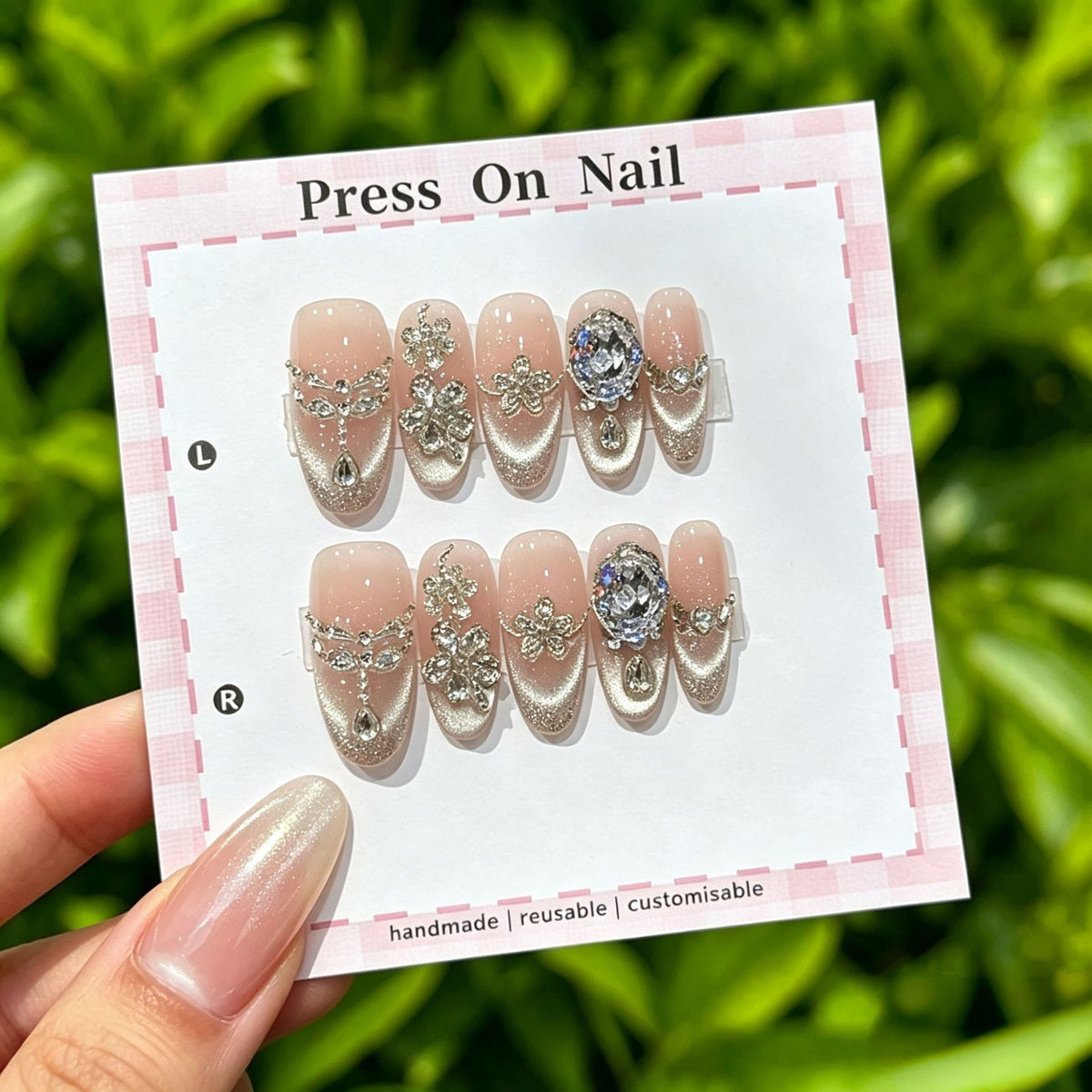 Künstlerisches Press-On Nail Art Set mit niedlichen Charakteren und Schleifenakzenten