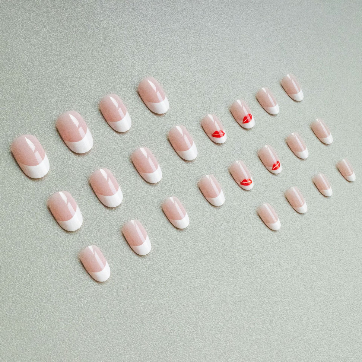 Künstlerisches French Tip Nagelkunst-Set mit Kiss-Design