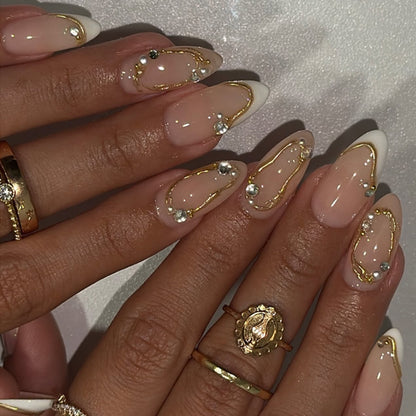 Kunstvolle Nagelkunst mit eleganten Goldakzenten Brehn