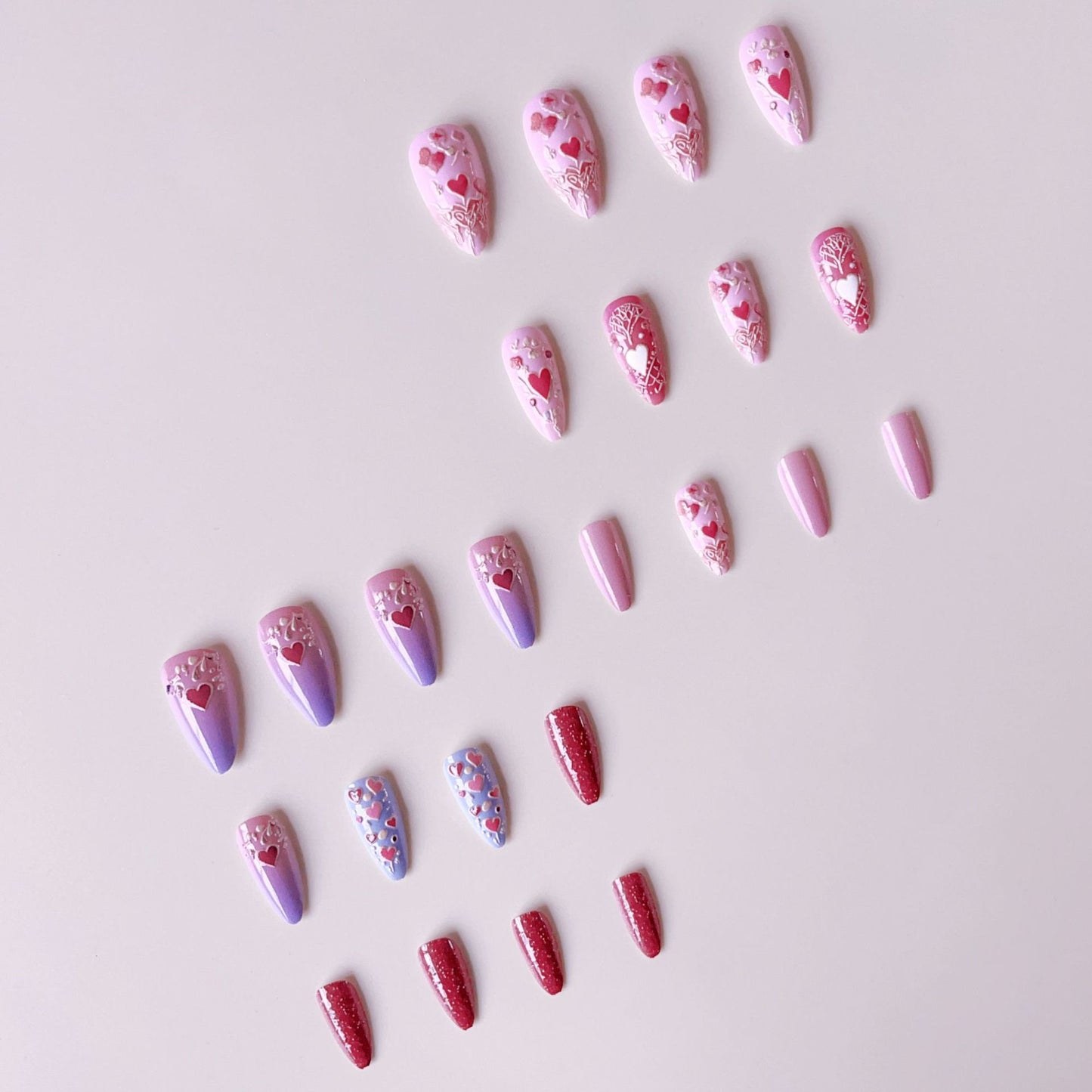 Kunstnagelset mit romantischen Herz- und Floralverzierungen Brehn