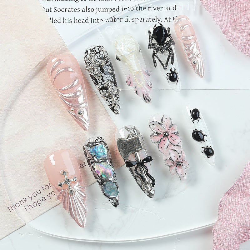 Kreatives Kunstnagelset mit Halloween-Motiven und filigranen Details Brehn