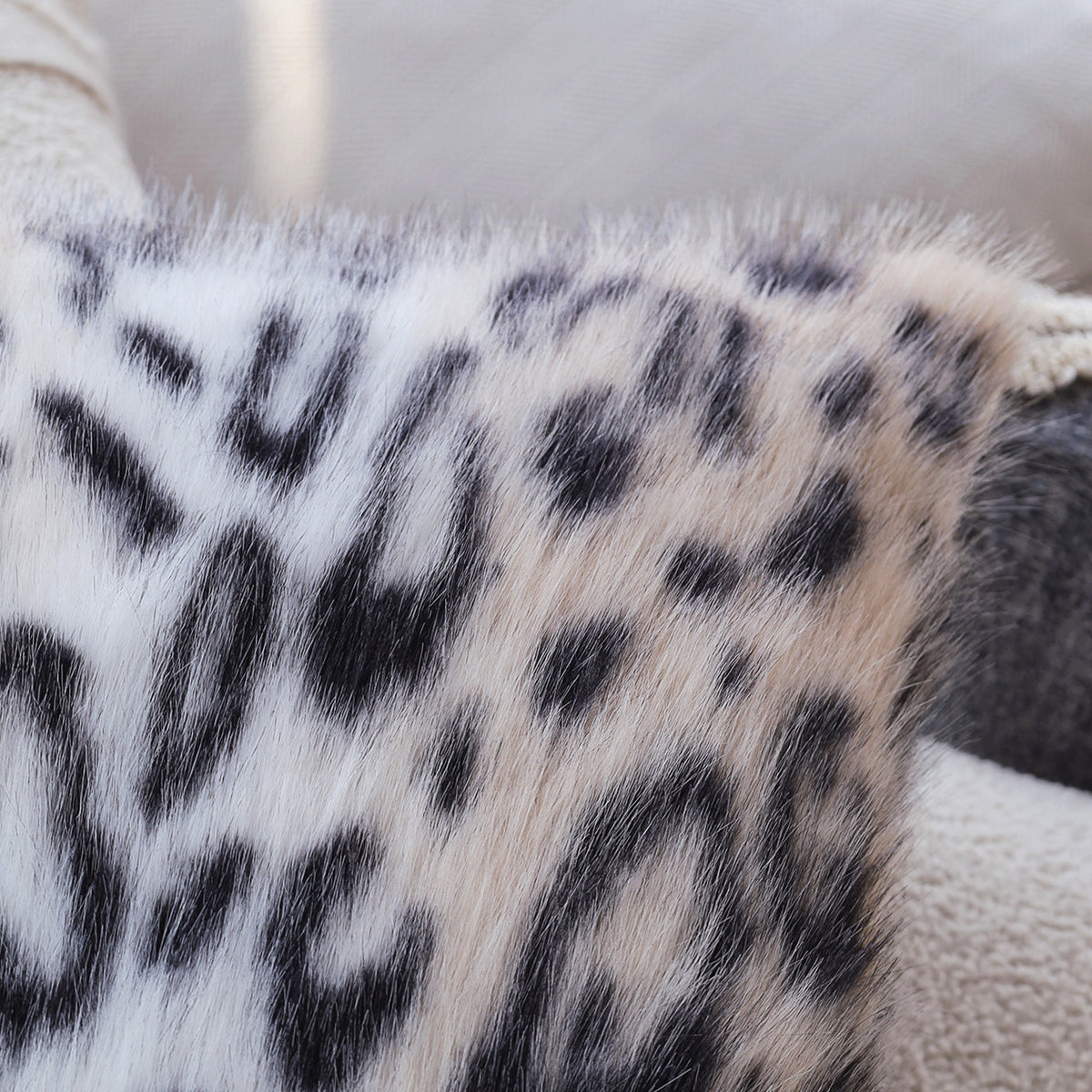 Quadratischer Faux-Fur Kissenbezug im Vintage‑Leopardenprint mit extraweichem Langhaar Brehn