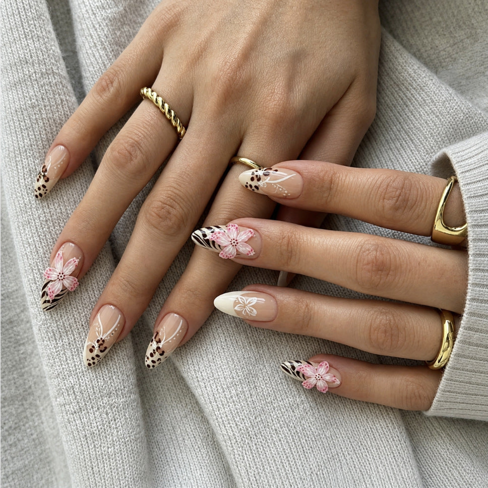 Kunstnägel mit Floralem Design und Elegantem Spitzenlook Brehn