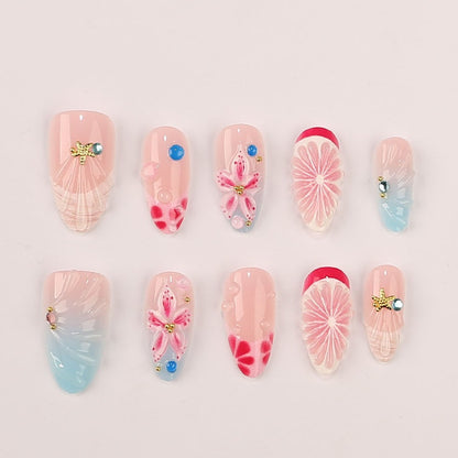 Kunstnagelset mit maritimen Motiven und luxuriösen Glitzerakzenten Brehn
