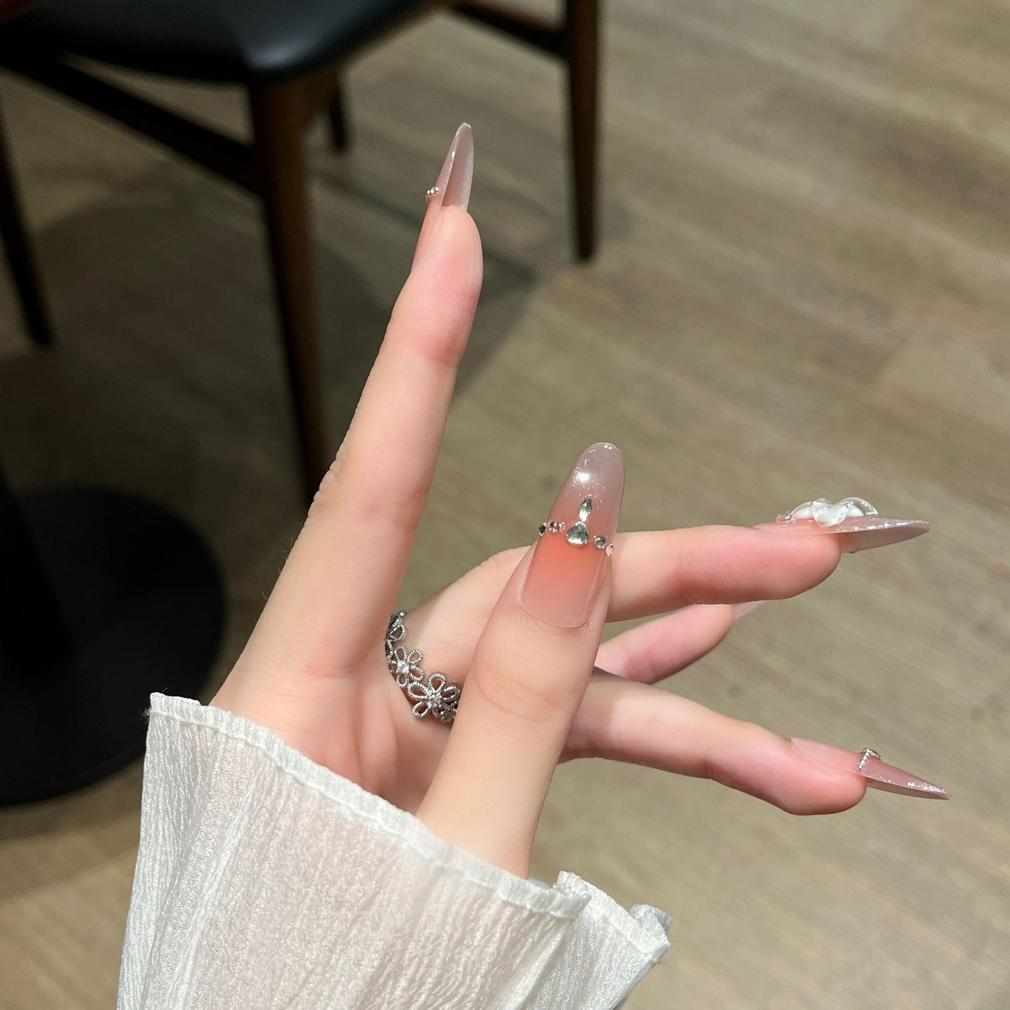 Elegante floral-verzierte Press-On Nagelkunst Brehn