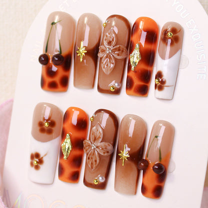 Kunstnagelset mit luxuriösen Verzierungen und stilvollen Akzenten Brehn