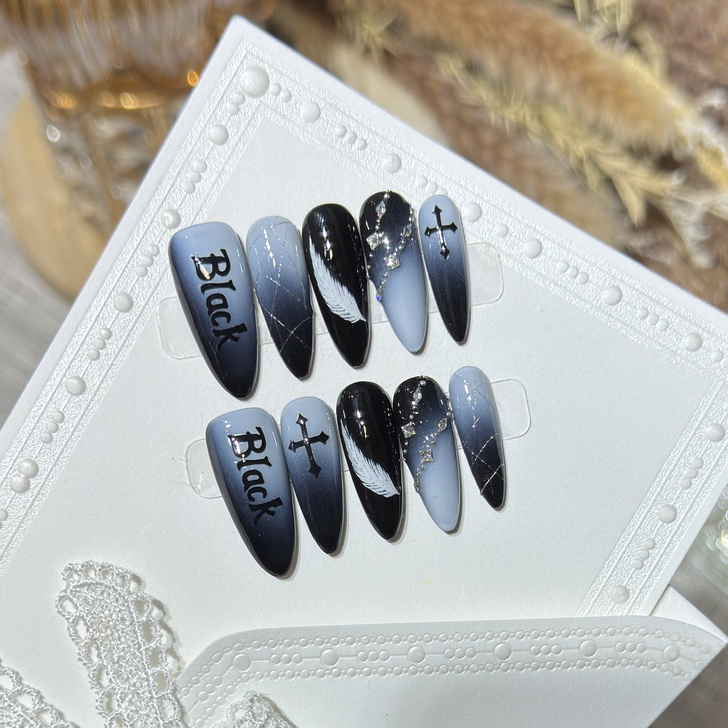 Künstlerisches Press-On Nagelset mit gotischem Feder- und Kreuzdesign Brehn