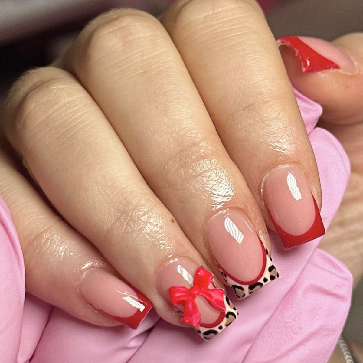 Dekorative Acryl-Nagelkunstverlängerungen mit Schleifenakzenten Brehn