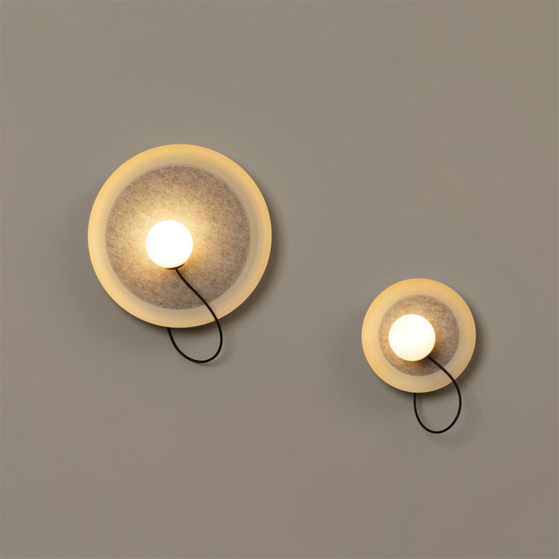 Moderne Wandlampe mit Stoffhintergrund und sanftem Licht
